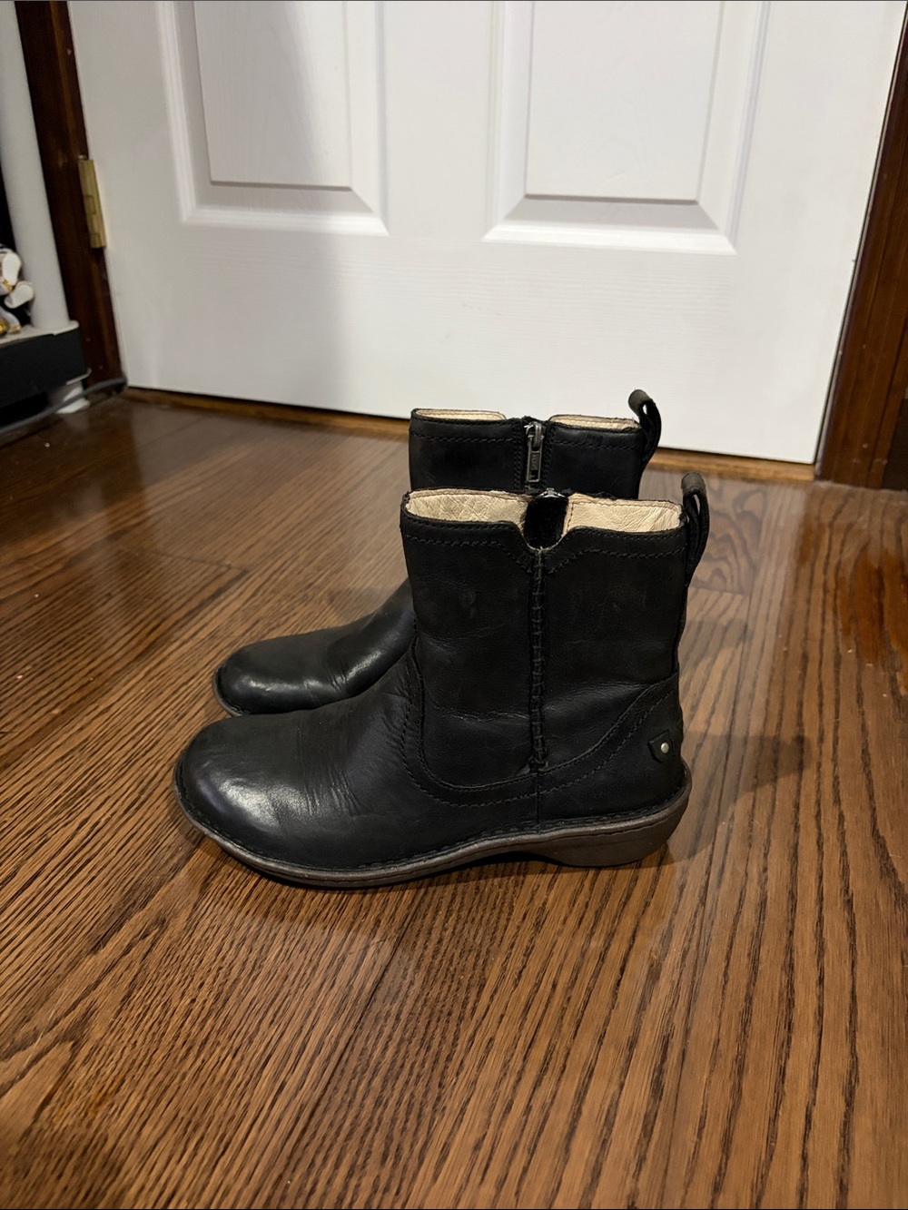 Ugg black leather Neevah pull on shearling lined short boots sz 7